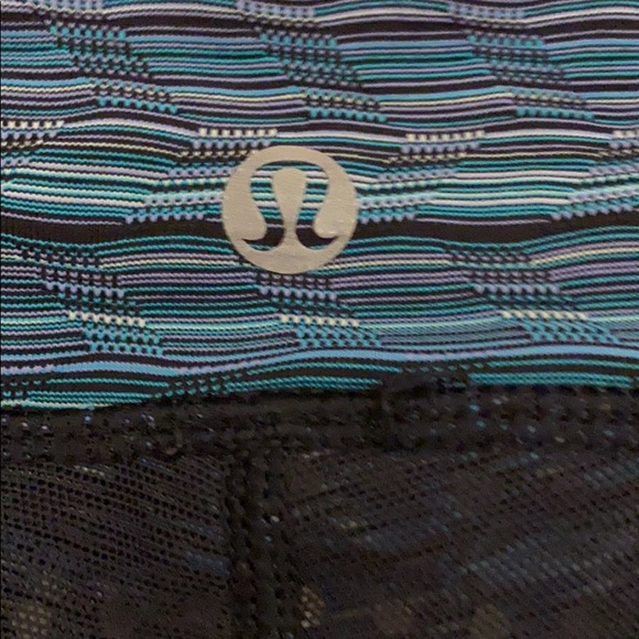 Lululemon excellent condition but missing interior drawstring. Size 10 - Picture 5 of 8